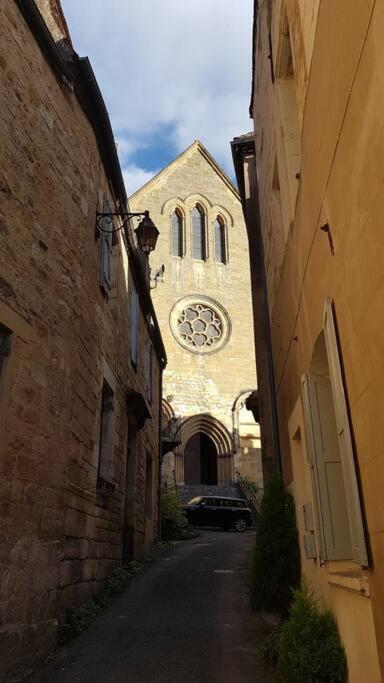 Aux Portes De L'Abbaye Saint-Cyprien  Buitenkant foto
